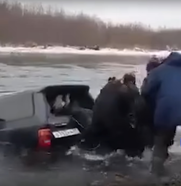 Баржа утонула вместе с машинами