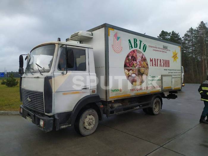 К логистическому центру приехала автолавка - теперь мигранты смогут купить хлеб, тушёнку, молоко, курицу и сигареты