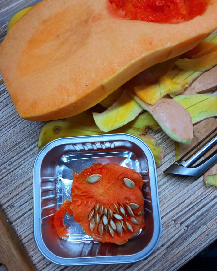 Чистил тыкву. Испугался