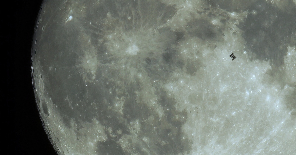 Полнолуния 19. Луна с МКС. МКС на фоне Луны. Снимок Луны с МКС. Вид на луну с МКС.