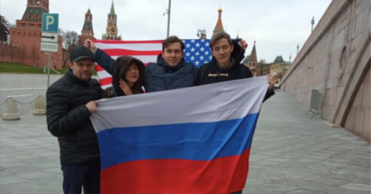 Что ждет россию в 2024 году мнение. Флаг России на фоне Кремля. Американцы в Москве. Американцы с флагом России. Флаг Российской Америки.