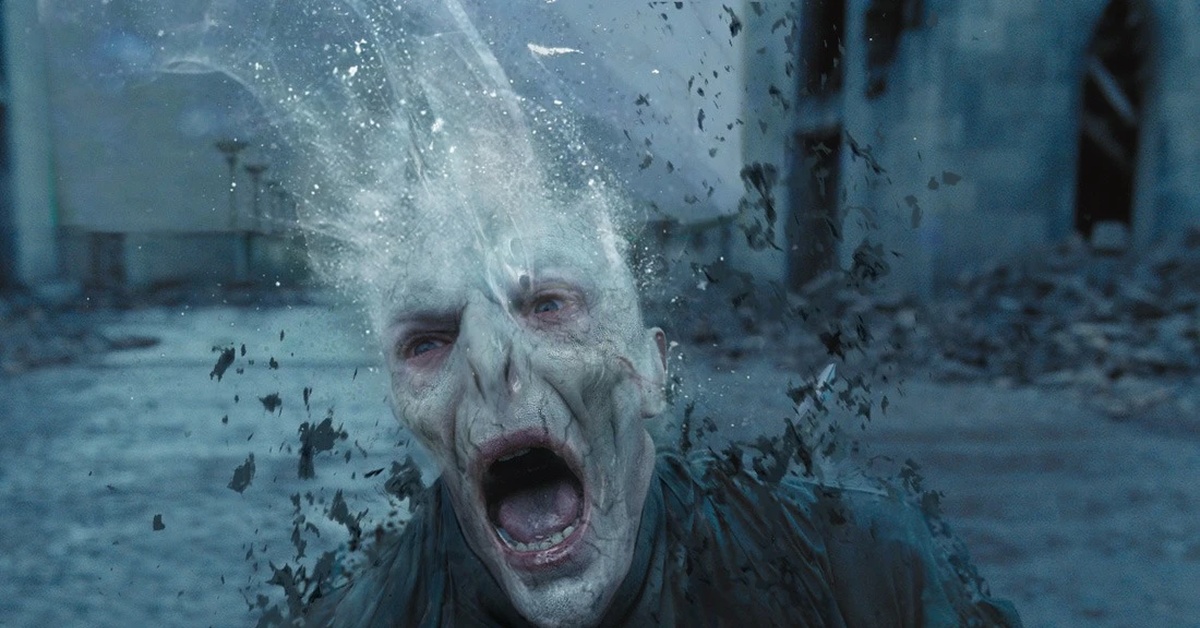 Волан де морт магия. Гарри поттер волдеморт. Воландеморт кубок огня маленький. Тёмный лорд волан-де-морт. Гриндевальд в гарри поттере дары смерти.