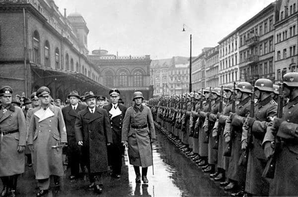 Молотов и Риббентроп обходят фронт почетного караула на Ангальтском вокзaле. Берлин, Германия, 12 ноября 1940 года