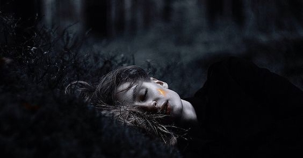Что значит мрачный человек. Мрачная девушка. Мрачная фотосессия в лесу. Девушка в темном лесу.