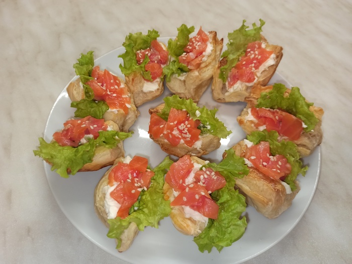 Закуска на праздничный стол! Лодочки из слоёного теста с красной рыбой