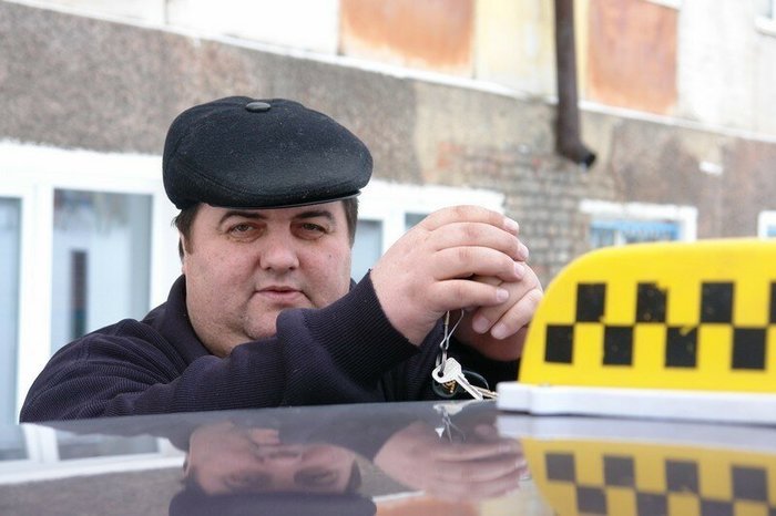 Рейтинг пассажира яндекс на что влияет. 163896945713414472. Рейтинг пассажира яндекс на что влияет фото. Рейтинг пассажира яндекс на что влияет-163896945713414472. картинка Рейтинг пассажира яндекс на что влияет. картинка 163896945713414472. Я пользуюсь Яндекс.Такси от 3 раз в неделю до 1 раза в месяц. Если доехал живым и не было какой-то жуткой лажи типа «Куда ехать, а центр города где?», грубого нарушения ПДД или незакрытого заказа, я ставил 5, раздаривал благодарности и значки, почти всегда оставлял чаевые. Я всегда пунктуальный, спокойный, всегда трезвый, если гружёный — указываю на необходимость багажника. В общем, когда я узнал об открытии рейтинга пассажира в Яндекс.Такси, я был уверен, что увижу что-то вроде «5.0, о солнцеликий идеальный пассажир». Но… 4,8! Какая с***?!