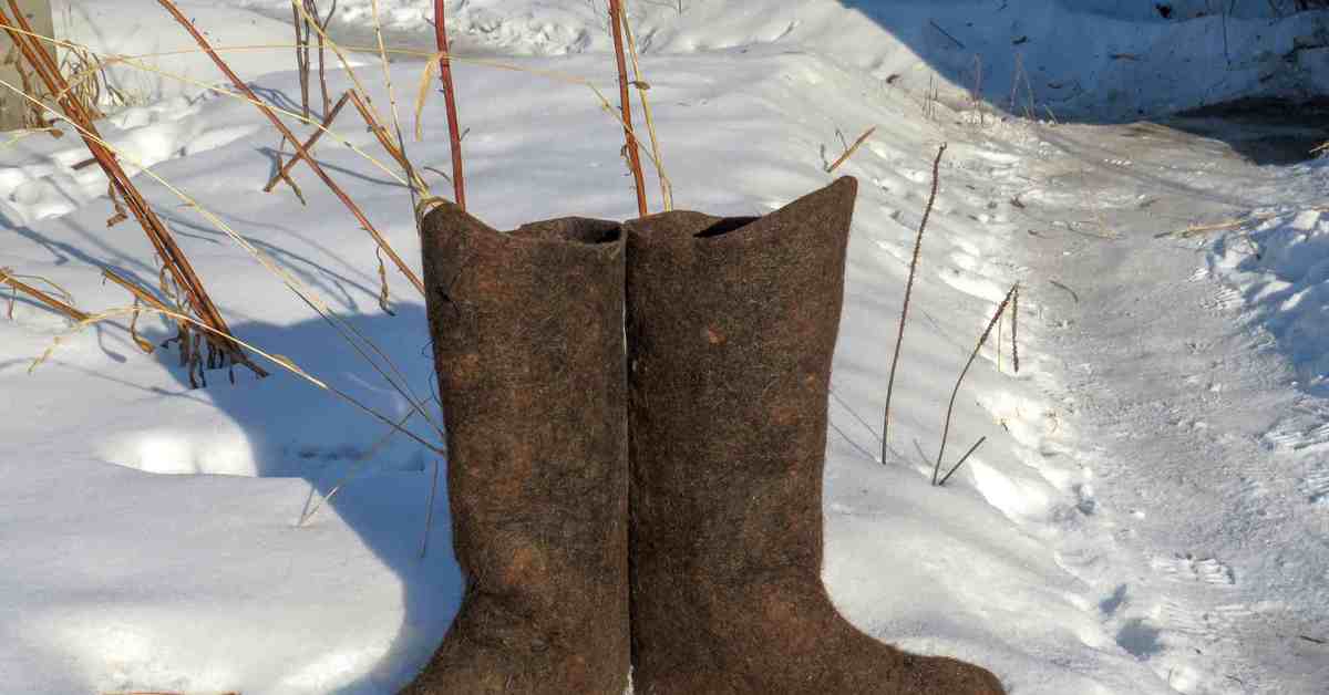 Надела валенки. Валенки в древней Руси. Тупой Сибирский валенок. Валенки старые. Валенки Деревенские.