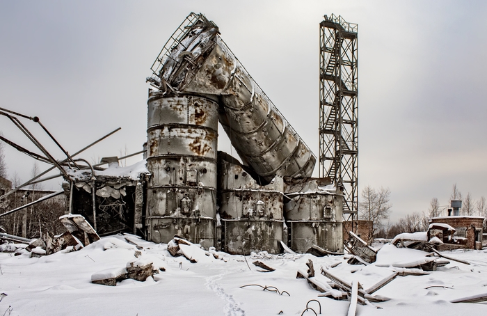 Зима, бывший завод