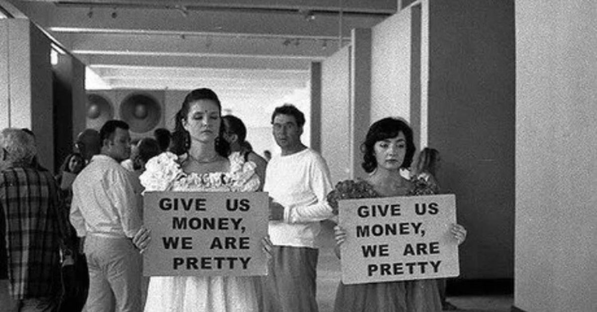 I need some money give. Give us money we are pretty. ГИВ мани. Us money. Чикаго give me money.