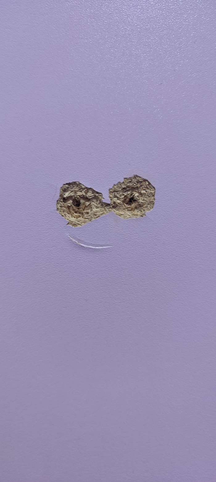 Тут раньше висел крючок для одежды