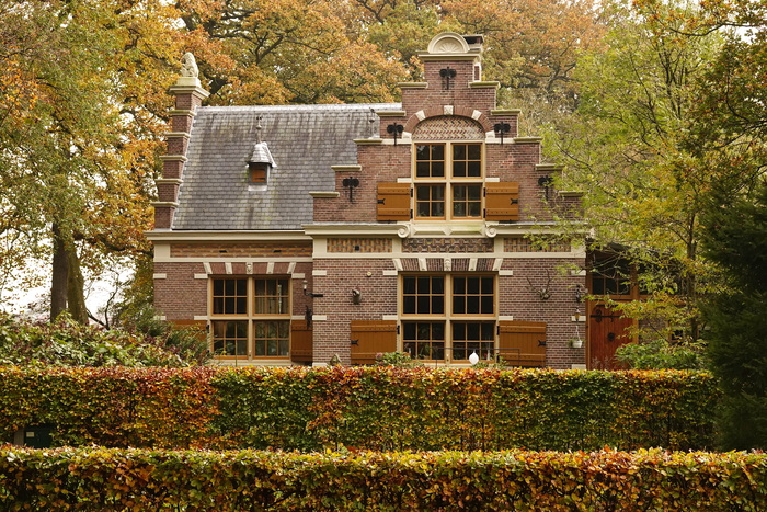 Дом среди осени