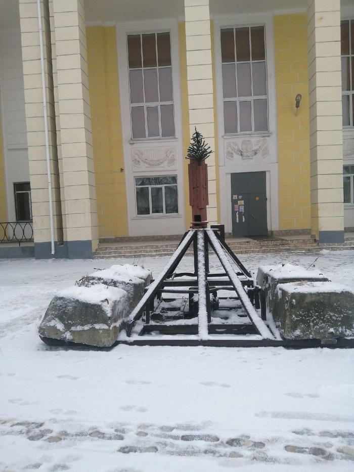 Какой год такая и елка. В Тульской области, г.Новомосковск мер. Сокольники)
