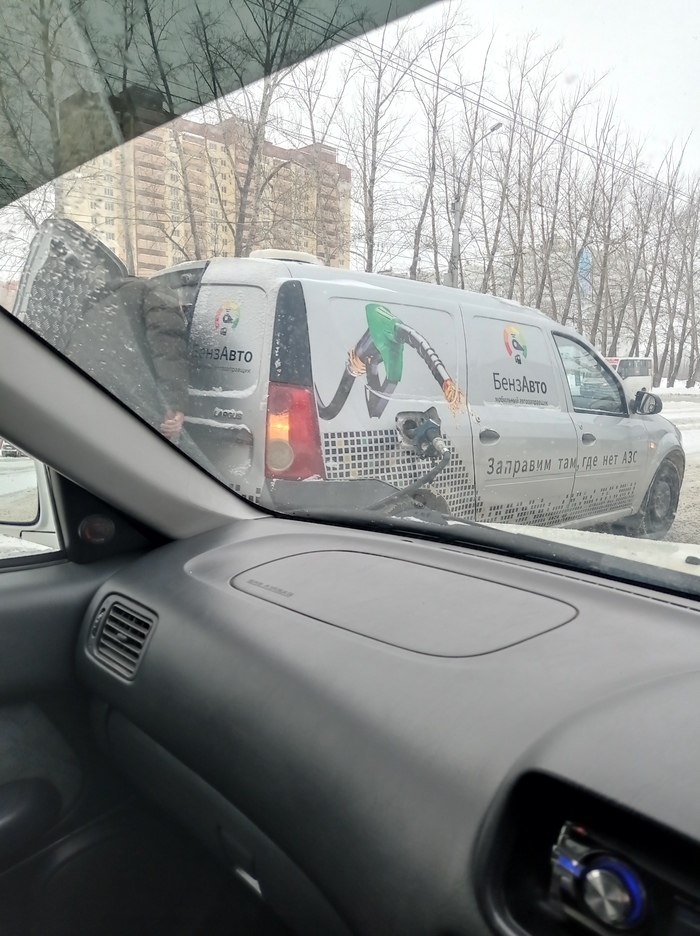 Колбаса на зеркале авто. Смотреть фото Колбаса на зеркале авто. Смотреть картинку Колбаса на зеркале авто. Картинка про Колбаса на зеркале авто. Фото Колбаса на зеркале авто