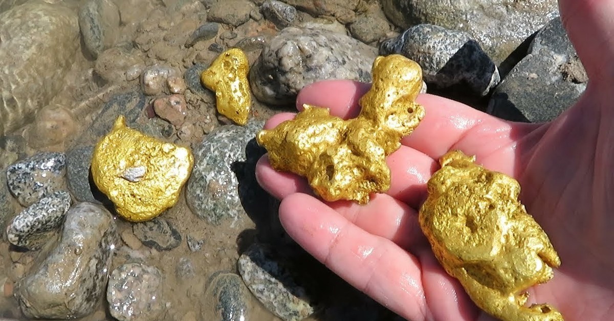 Можно золотой. Находка "золота Бактрии". Золото в земле. Золотой самородок в земле. Самородок золота в земле.
