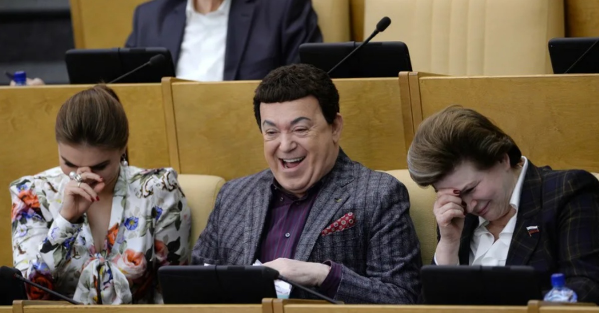 Депутаты госдумы мужчины. Депутаты Госдумы. Депутаты смеются