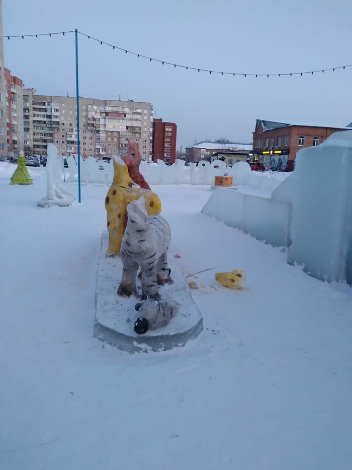 Ледовый городок в микрорайоне Шакша(Уфа) после открытия |Пикабу