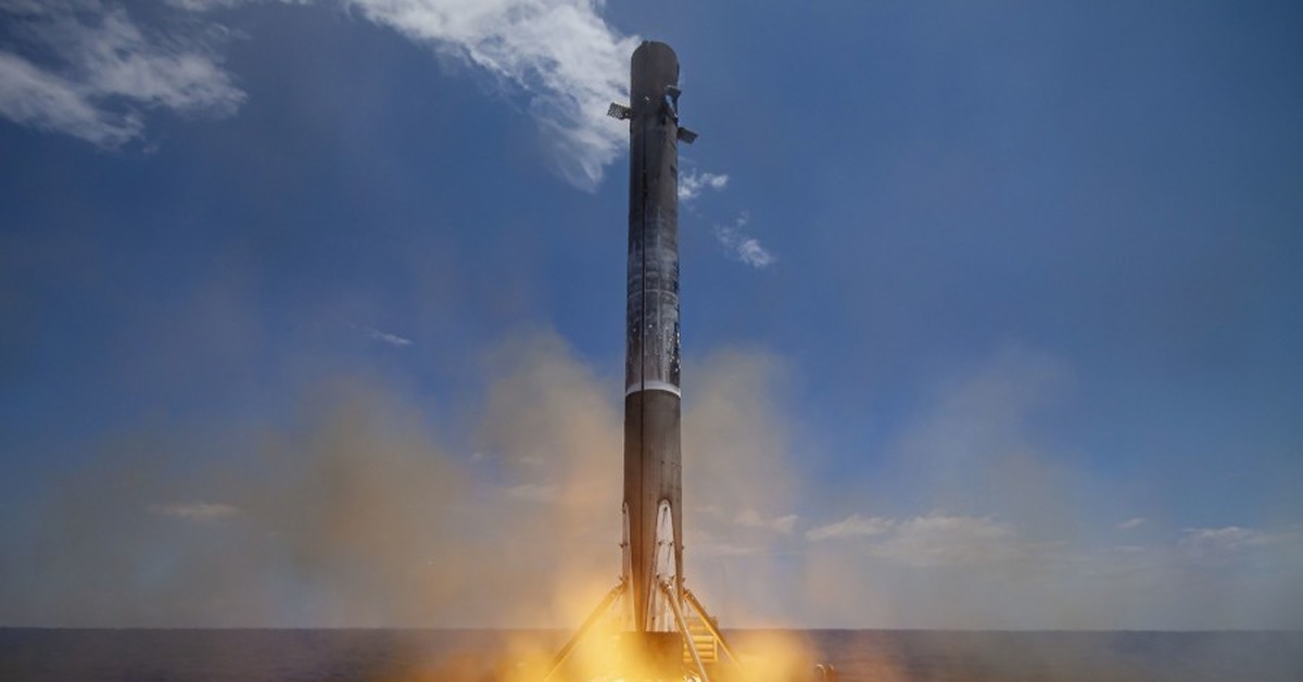 Blue origin raketa посадка. Космический корабль приземлился. Союз мс-08. Ракета приземляется. Реактивная ракета.