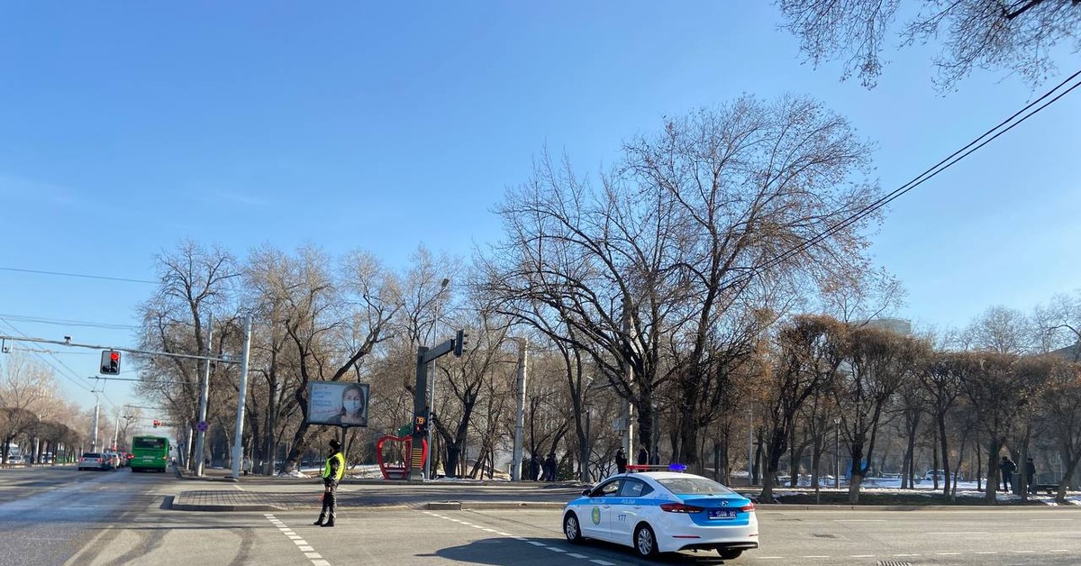 Сегодня день алматы. Центральная площадь Алматы. Главная площадь Алматы. Алматы днем фото. Фото улиц Казахстана пикабу.