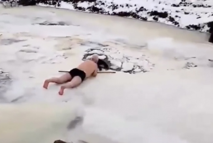 Мужчина разделся и спас собаку