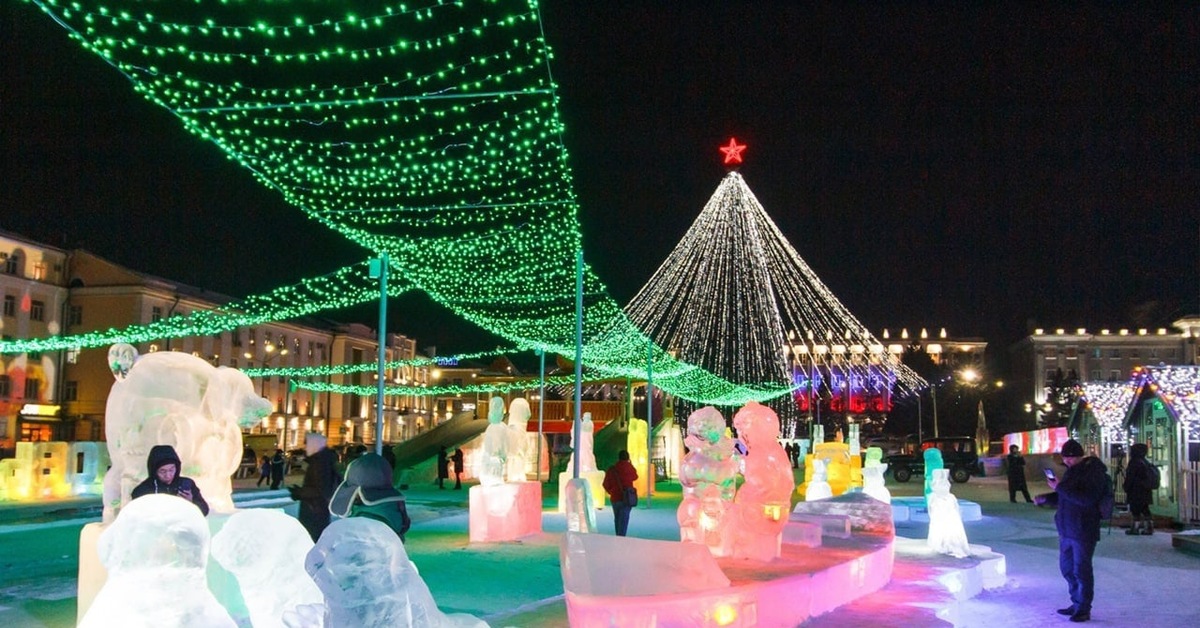 Улан удэ в декабре. Ледяной городок в Улан Удэ. Ледовый городок Улан-Удэ 2022. Елка в Улан Удэ 2022. Городская елка Улан Удэ.