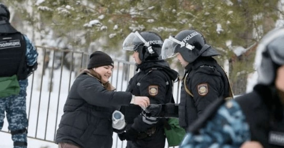 Задержание в день траура. Беспорядки в Казахстане полиция 2022. Это чай полиция. Протесты в Казахстане. Полицейский угощают.
