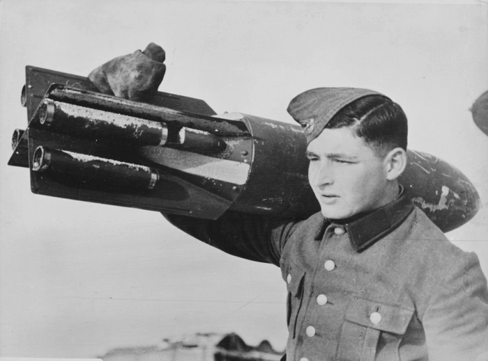 Арбайтсманн RAD за переноской авиабомбы SC 50