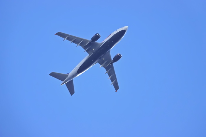 В небе пролетал самолет...