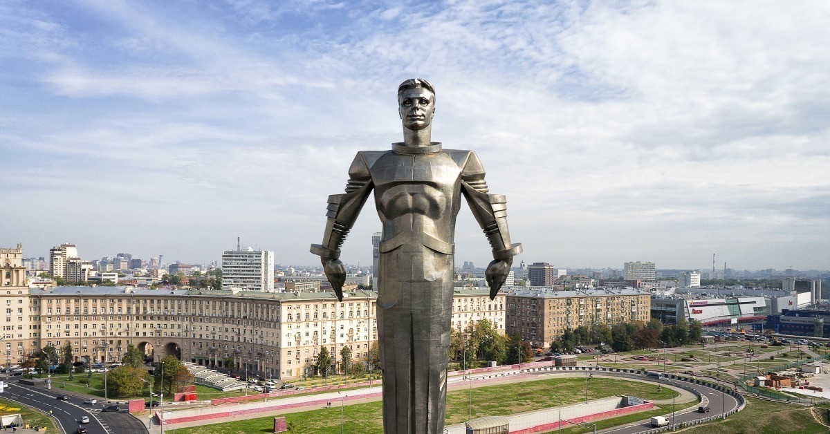 Фото памятника гагарина. Памятник Юрию Гагарину в Москве. Ленинский проспект памятник Гагарину. Памятник Юрию Гагарину на Ленинском проспекте. Гагарин памятник Ленинском.