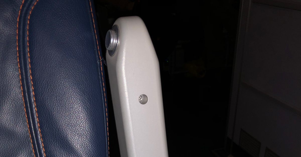 Как откинуть крайний подлокотник в самолёте | Пикабу