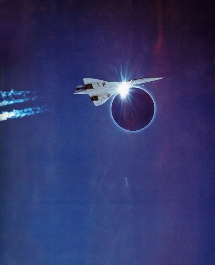 Конкорд 001 на фоне затмения
