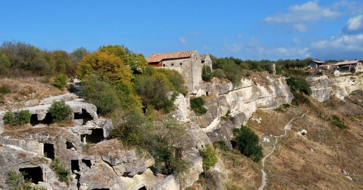 Кале фото. Город крепость Чуфут-Кале Крым. Чуфут-Кале пещерный город. Чуфут-Кале Бахчисарай. Пещерный город Чуфут-Кале г Бахчисарай.