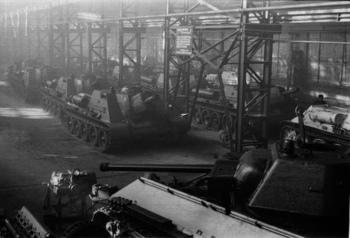 Самоходки СУ-122 в цеху свердловского «Уралмашзавода»