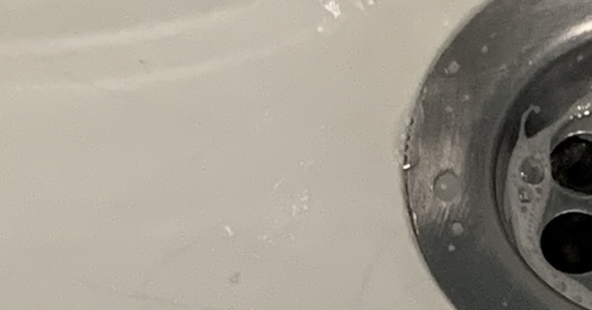 Как можно убрать «паутину» в раковине? | Пикабу