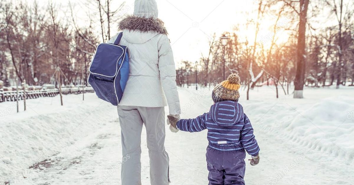 Крокус где маленький мальчик тащит своего папу. Прогулка дети зима. Дети на прогулке зимой. Девушка с ребенком зимой. Мама с ребенком зимой.