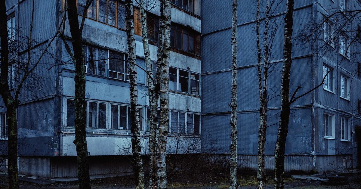 во дворах было пусто. страшный двор. во дворах было пусто. эстетика ебеней панелька. типичный двор.