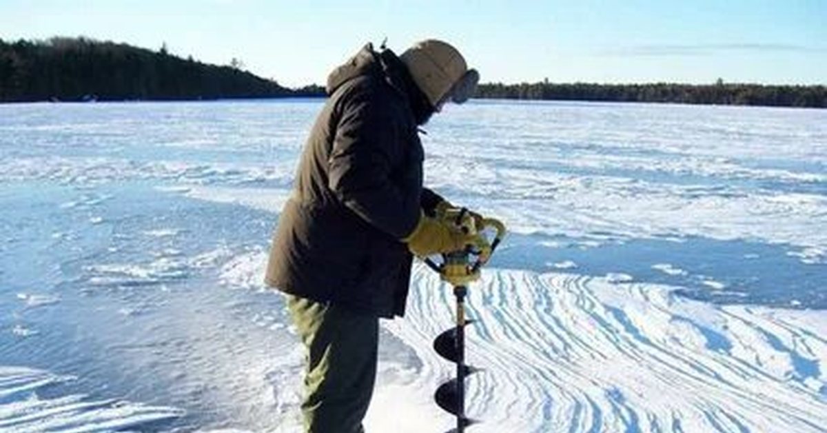 для вычерпывания из лунки льда. лунки на тонком льду. рыбалка бур лунка. зимой во льду надо делать лунки. рыбак бурит лунку.