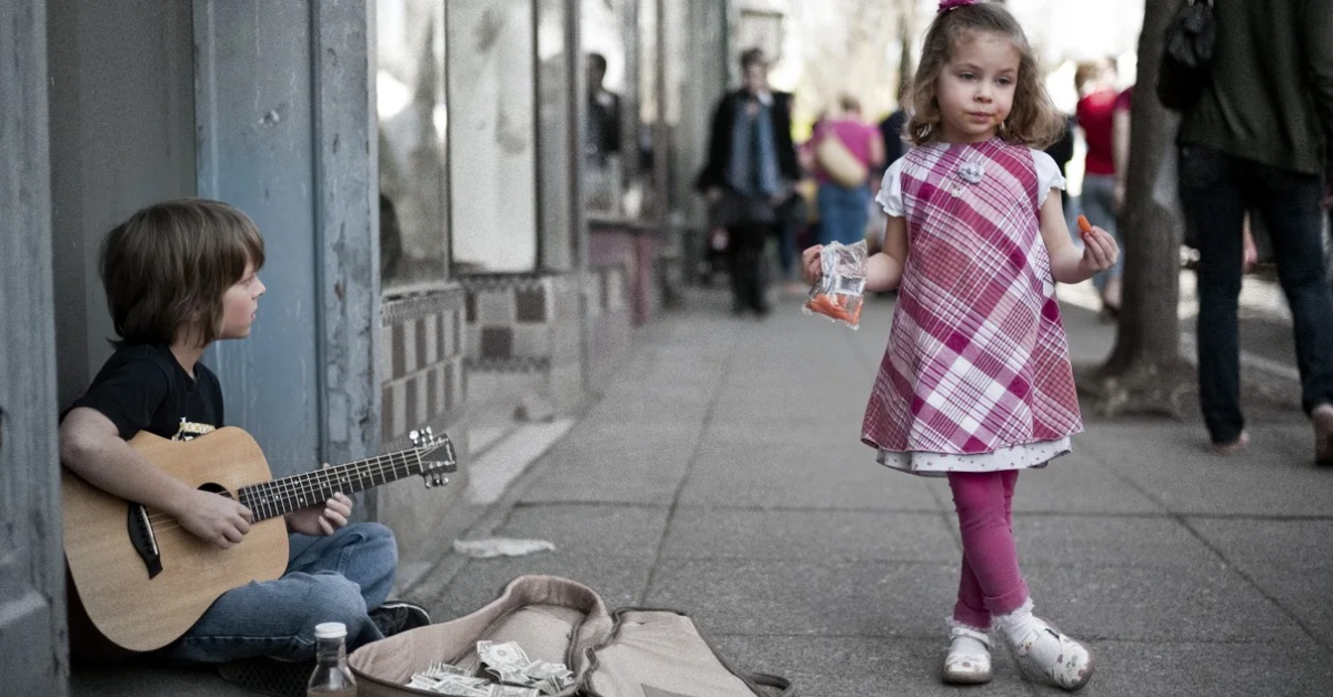 Играют на улице песни. Дети улицы. Дети не улице. Уличный гитарист.