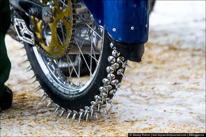 Упал с мотоцикла под колёса другого