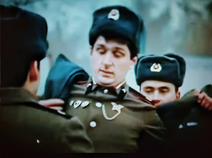 А груди его висела, звезда за город ...