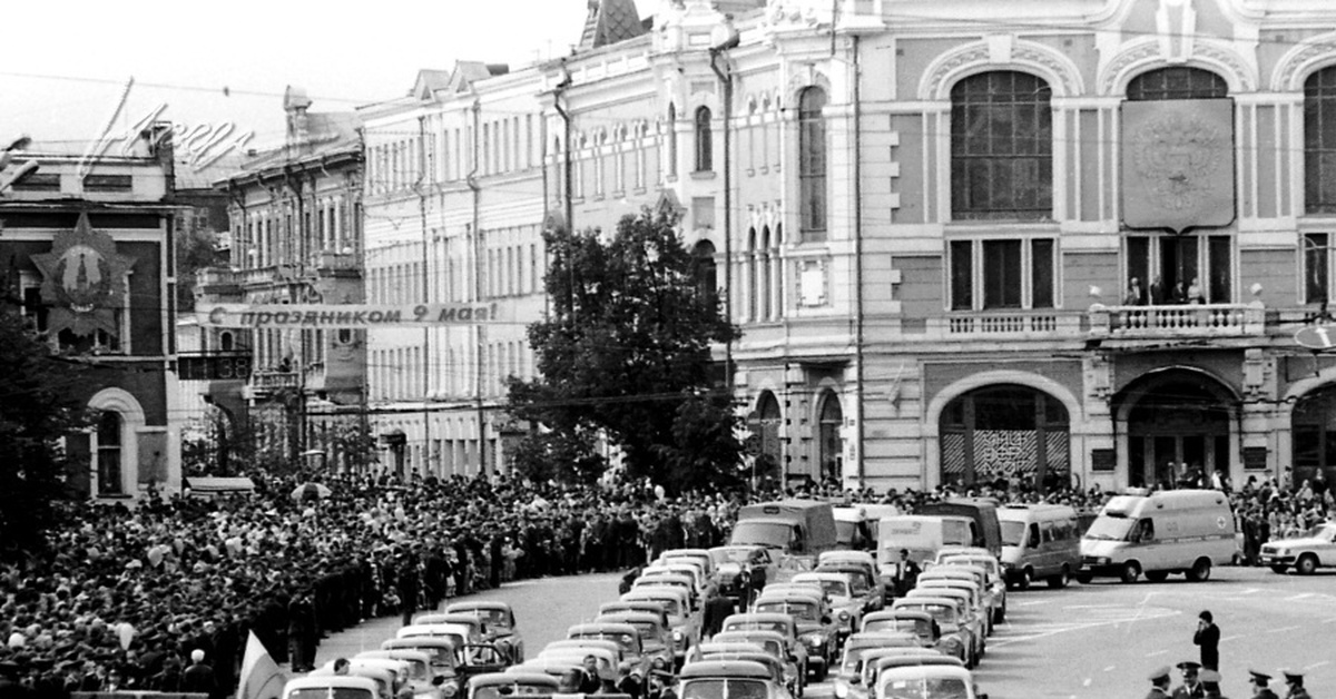 Нижний новгород 1995 год. Нижний новгород 9 мая 1995 парад. парад победы 9 мая 1995 год в ташкенте. парад к дню милиции город н новгород в 1995 году пл минина.