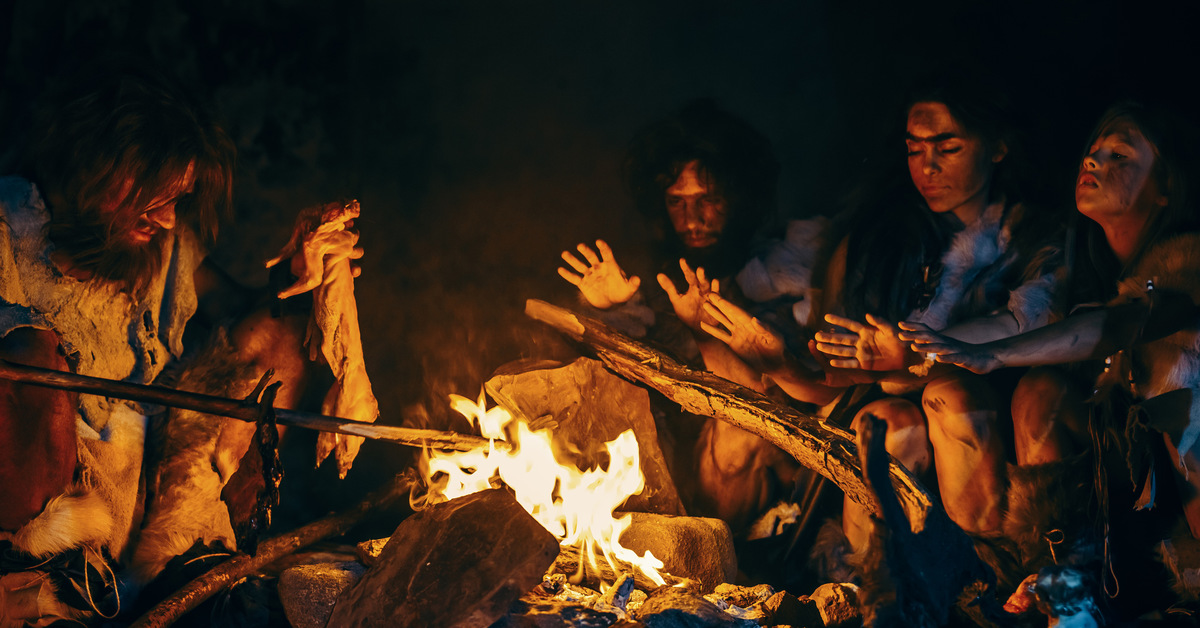 Early humans watched their fires. Хомо сапиенс у костра. Первобытные люди пещера костер. Неандерталец в пещере у костра. Древние люди в пещере у костра.