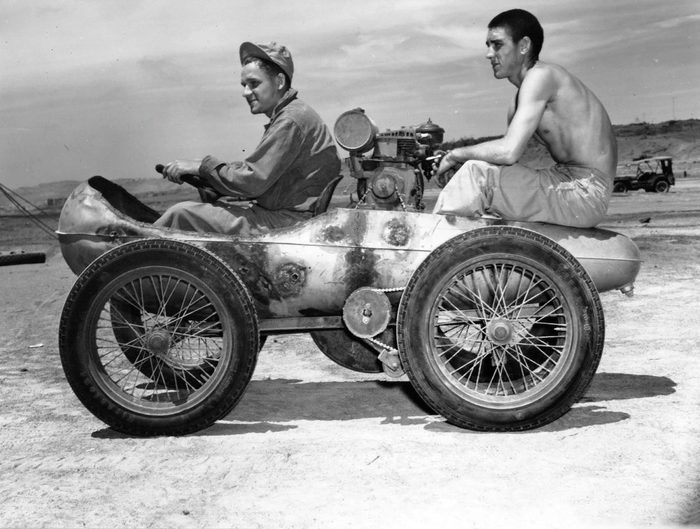 Авиатехники американской 7-й воздушной армии в самодельном автомобиле из ПТБ* истребителя P-51 Mustang, Иводзима, 12.06.1945