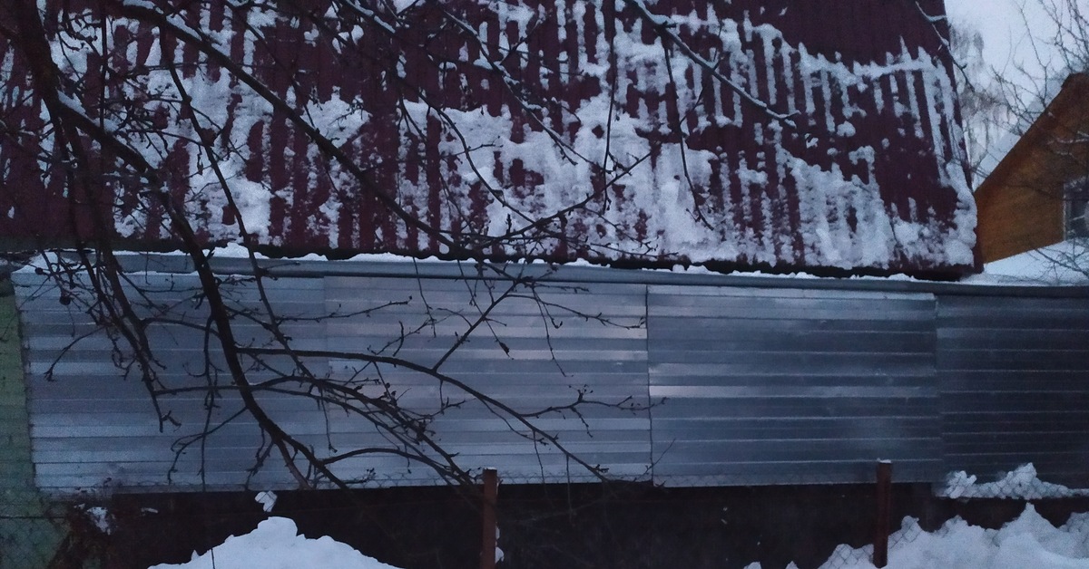 Снег с крыши соседа падает на мой участок. Снег с крыши дачного дома на забор. Снег с крыши соседа падает на мой участок что делать. Снег падает с крыши на соседний участок.