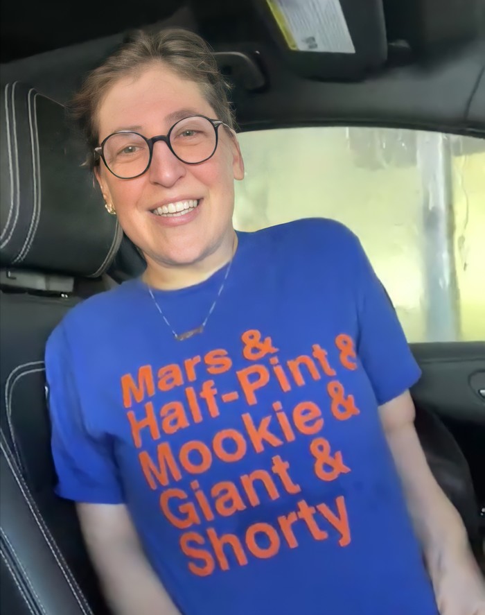 Что означает принт на футболке актрисы Маим Бялик?