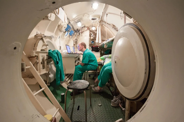 Глубже подлодок: как человек выживает, погружаясь в море на 700 метров Исследования, Познавательно, Водолаз, Водолазный костюм, Глубина, Наука, Длиннопост