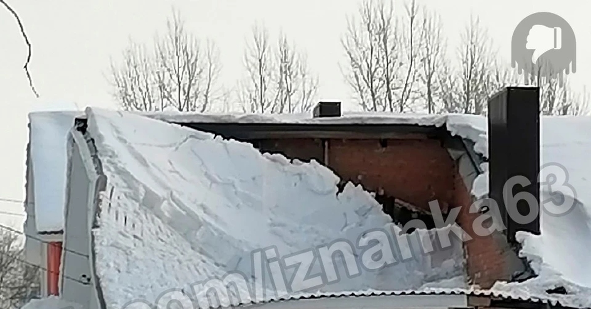 Изнанка отрадный вк самарская. Рухнула крыша от снега. Обрушение крыши от снега. Снеговой мешок на кровле. Обрушенная крыша.