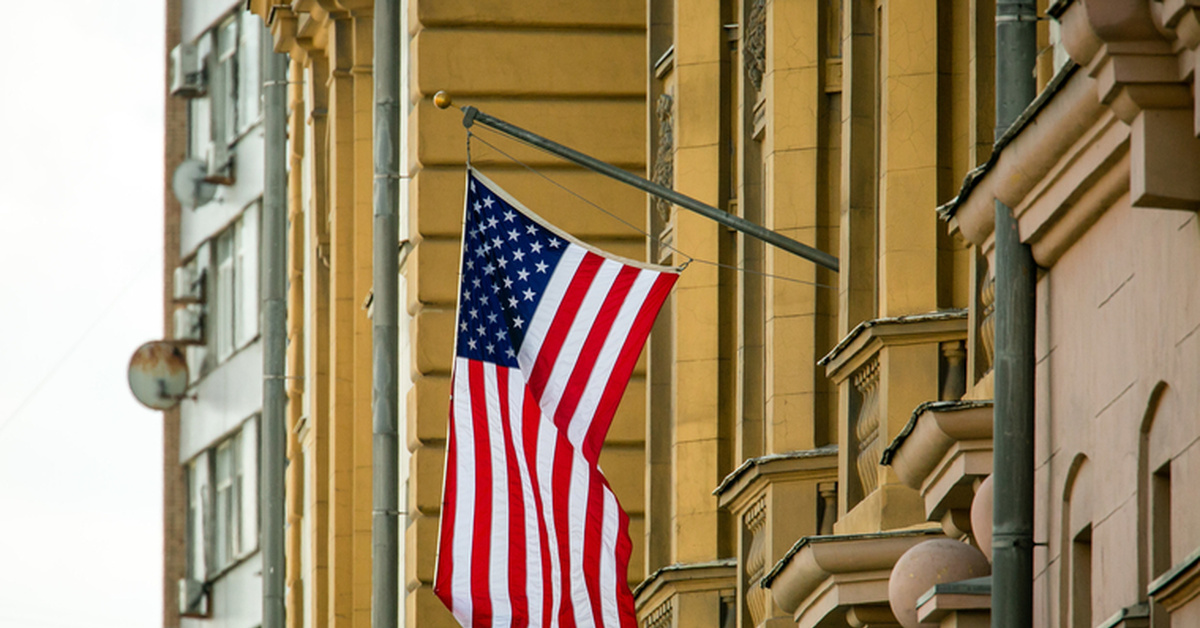Посольство сша и британии. Посольство Соединенных Штатов Америки. Британия против США. Санкции против Америки. Флаг США В Москве.
