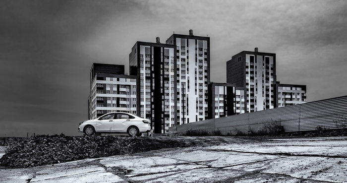 Белая Лада на темном фоне