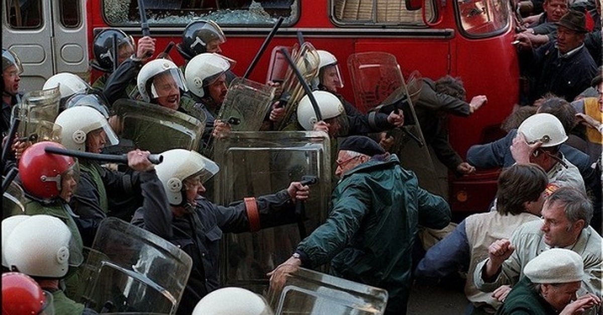 Х со. Разгон Первомайской демонстрации 1993. Кровавый Первомай 1993 года в Москве. Путч 1993 ОМОН.