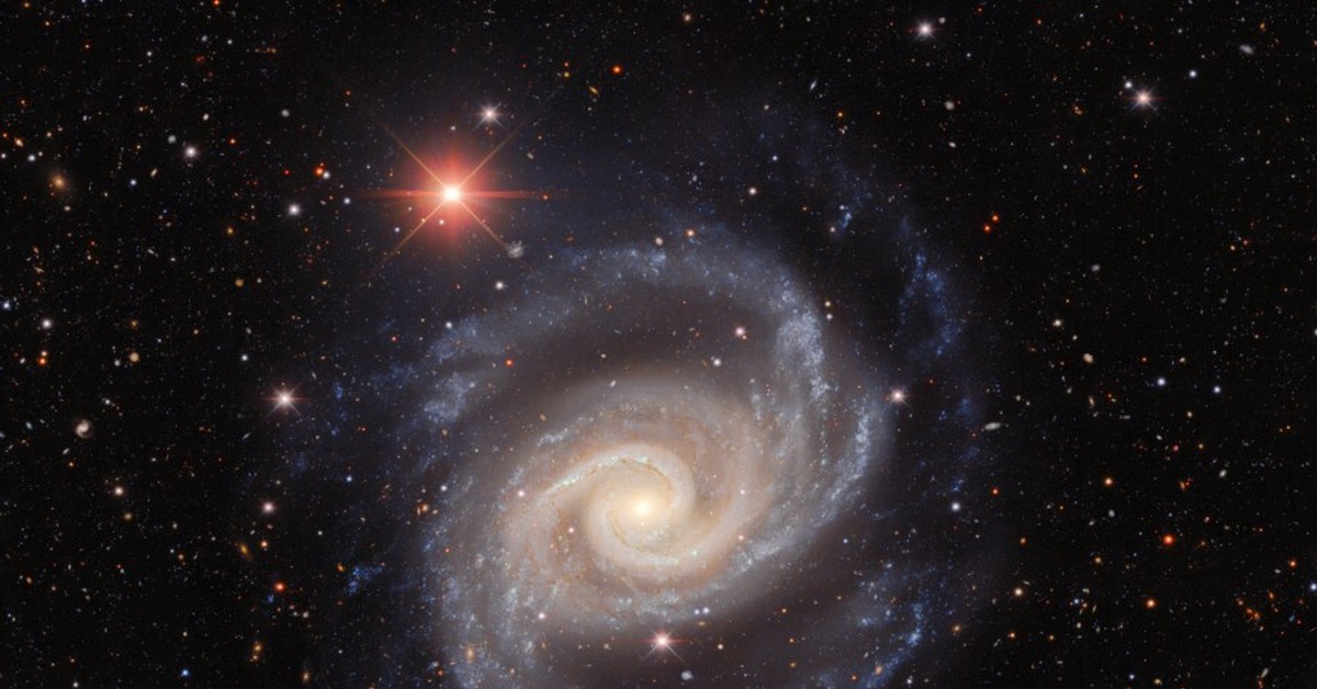 Астрофизика. NGC 1566. Галактики с названиями. Галактика необычной формы. Черная дыра в Млечном пути.